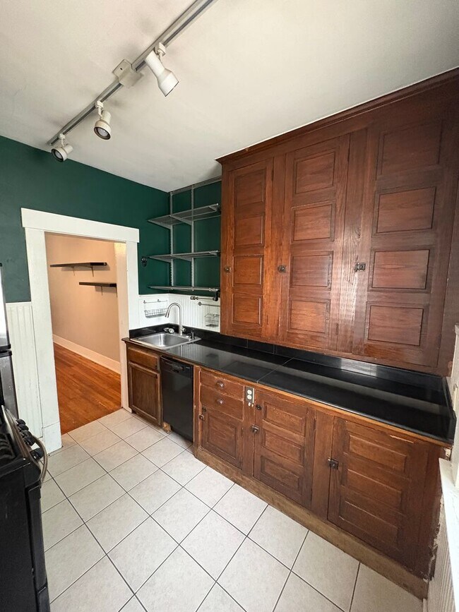 Building Photo - 2 Bedroom 1 Bathroom in German Village