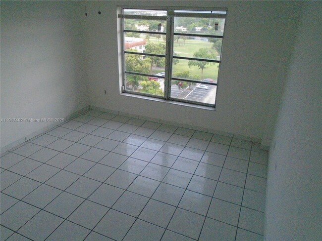 Building Photo - 4174 Inverrary Dr