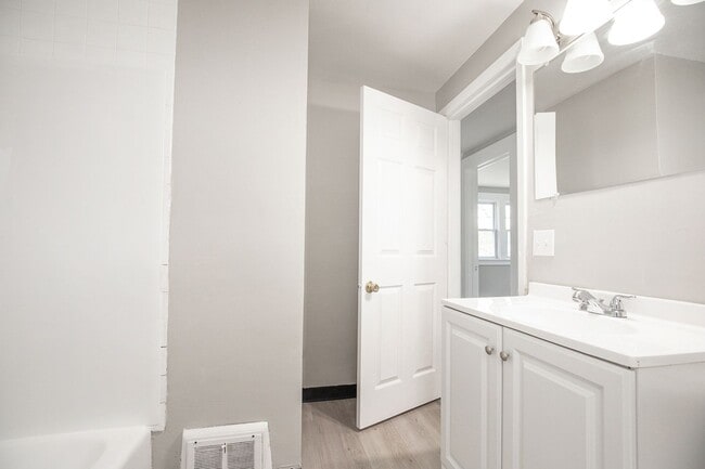 Building Photo - 3-BED, 1 BATH BEAUTIFUL SINGLE- FAMILY HOME IN MAPLE HEIGHTS!