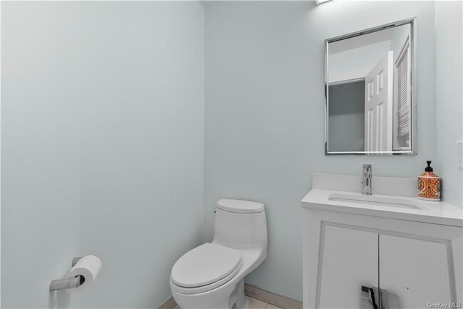 Building Photo - 611 Pondside Dr