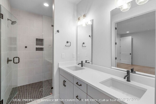 Building Photo - 1609 Parkwood Ave