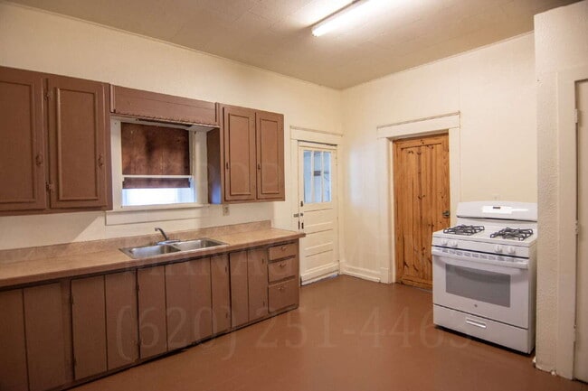 Building Photo - 2-Bedroom 1-Bathroom