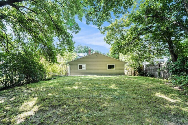 Building Photo - 3 Bedroom, 2 Bath Home in Grand Rapids! Available Now- Includes Washer and Dryer!