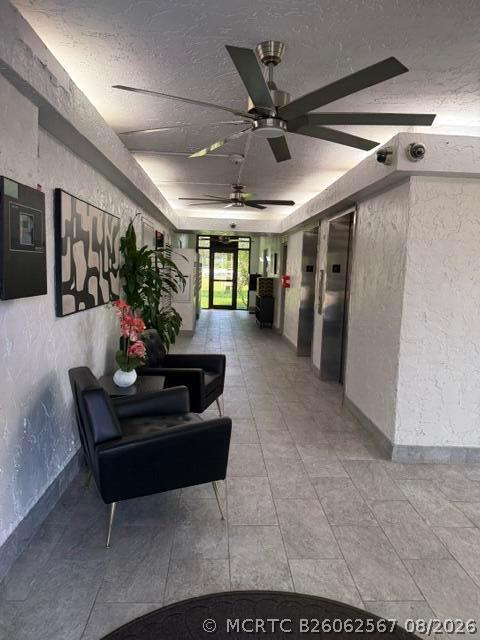 Building Photo - 250 Jacaranda Dr