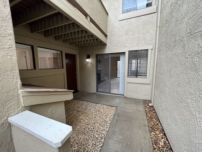 Building Photo - 3 bedroom condo in gated community!