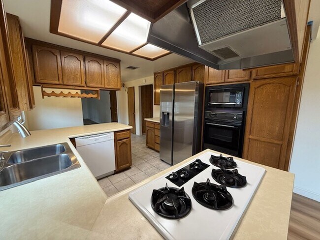 Building Photo - ***READY FOR IMMEDIATE OCCUPANCY*** 3BD/2.5BA HOME IN ARTESIA***