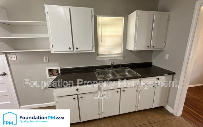 Building Photo - 1645 Kilarney Ave