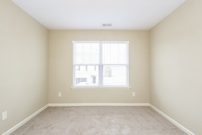 Building Photo - 520 Hill Crest Cir