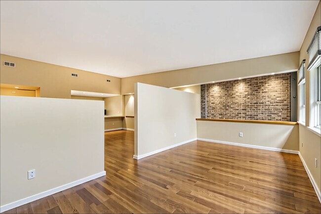 Building Photo - Stylish Studio Condo in Downtown Asheville – Rare Top-Floor Find