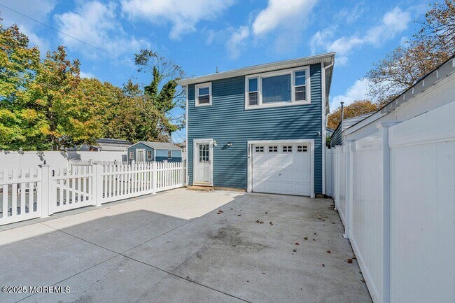 Building Photo - 1202 D St