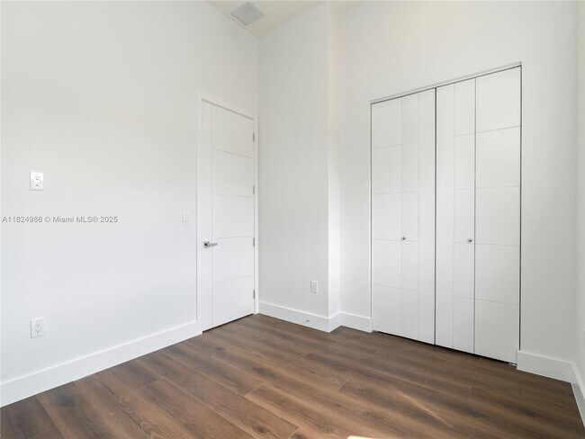 Building Photo - 2931 SW 12th Ave