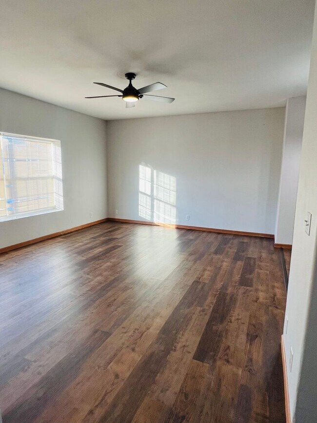 Building Photo - Charming Townhome, Prime Location, Cozy Living