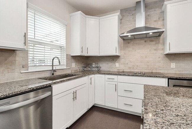 Building Photo - Stunning 3BD/3.5BA End Unit w/ City Views!