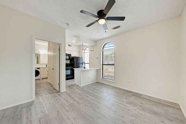 Building Photo - West campus 1 bed condo just 2 blocks from UT