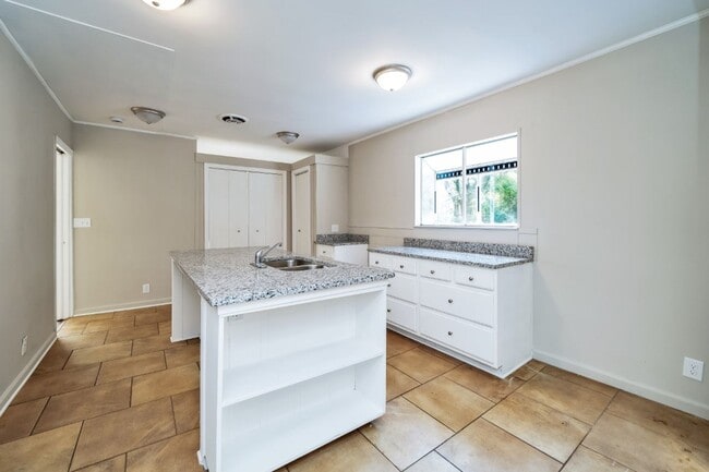 Building Photo - AVAILABLE NOW! Home for rent in Leeds AL! Close to shopping and food!