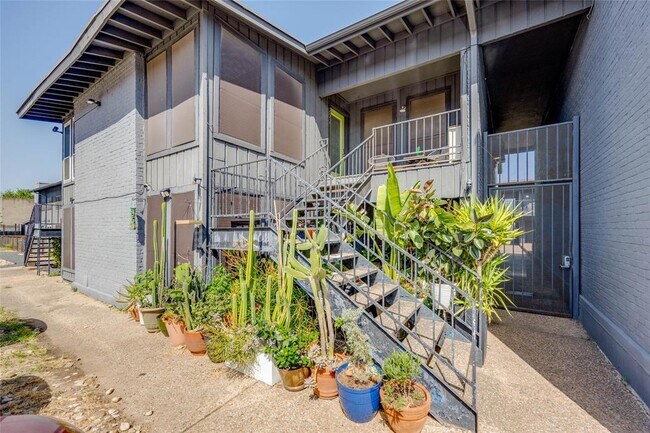 Building Photo - 909 Reinli St