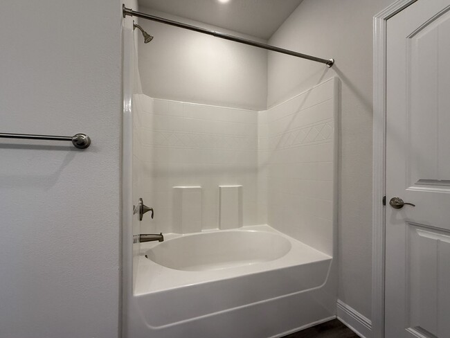 Building Photo - 4 Bedroom 2.5 Bath Home in Nautical Landin...