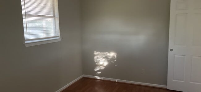 Building Photo - 3 bedroom 2 bathroom!