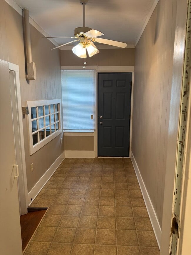 Building Photo - 2-bed/1-bath Downstairs unit!