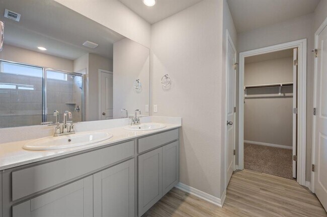 Building Photo - 529 View Dr