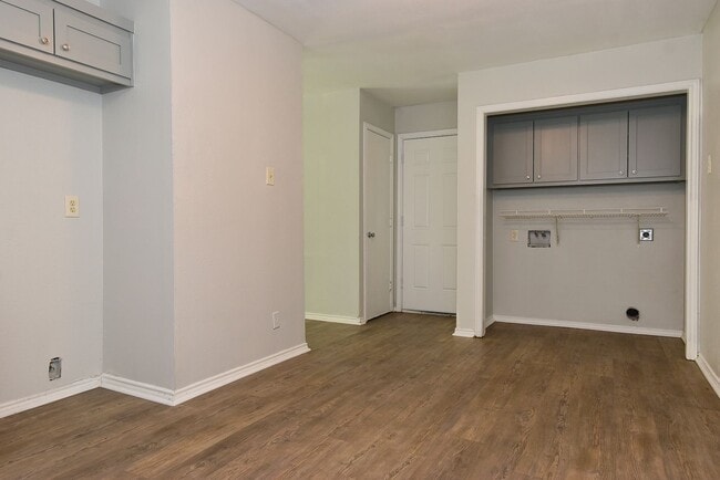 Building Photo - PEPERPORT.3913-3915