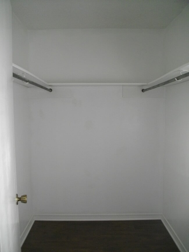 Building Photo - Large Townhouse One Block off Youree Drive and Southfield Road