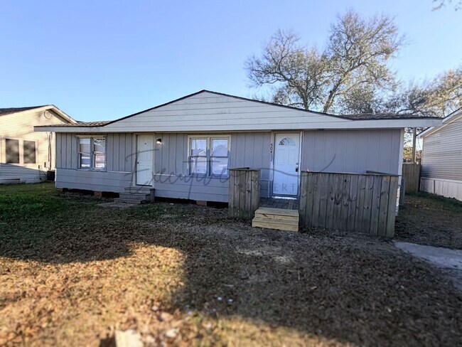 Building Photo - 3 Bedroom, 1.5 Bathroom Home with Bonus Room for Rent in Lake Charles