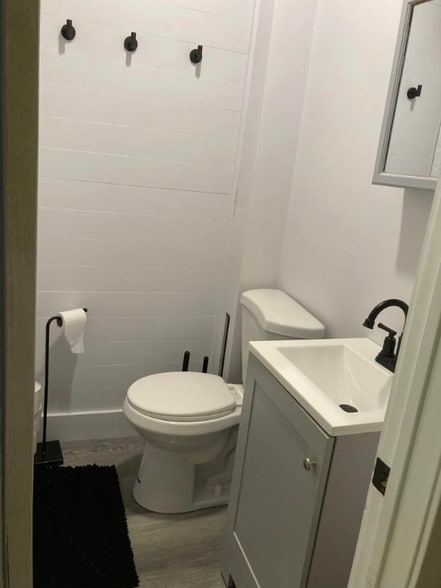 Building Photo - 10 Bay St