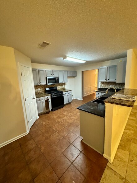 Building Photo - 4294 Defoors Farm Trl