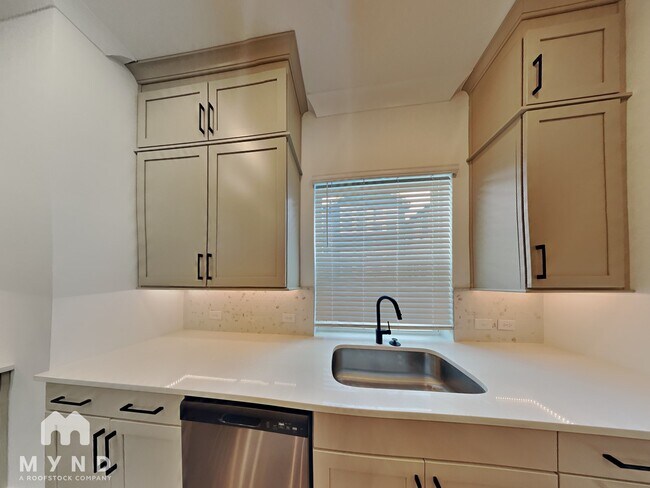 Building Photo - 828 S Columbia Dr