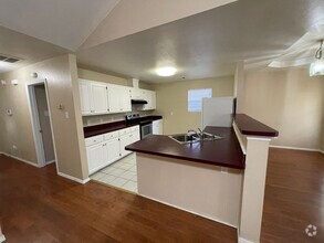 Building Photo - Comfortable Living: 3 Bed 2 Bath Home For ...