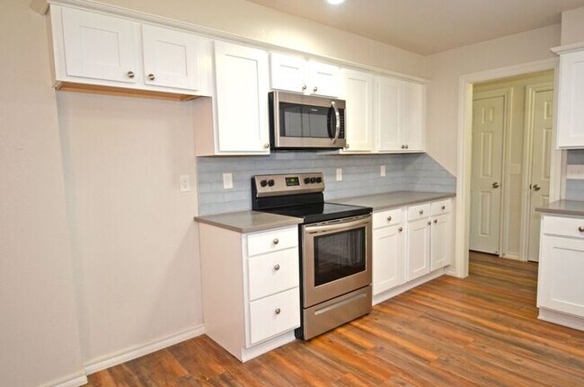 Building Photo - 4 Bed 2.5 Bath 2 Car Garage in Camelot Addition NW OKC