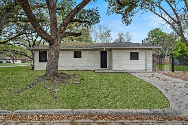 Building Photo - 1606 E Fayle Ave