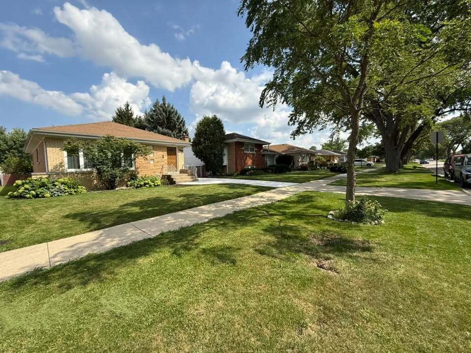 Building Photo - 8447 N Oriole Ave
