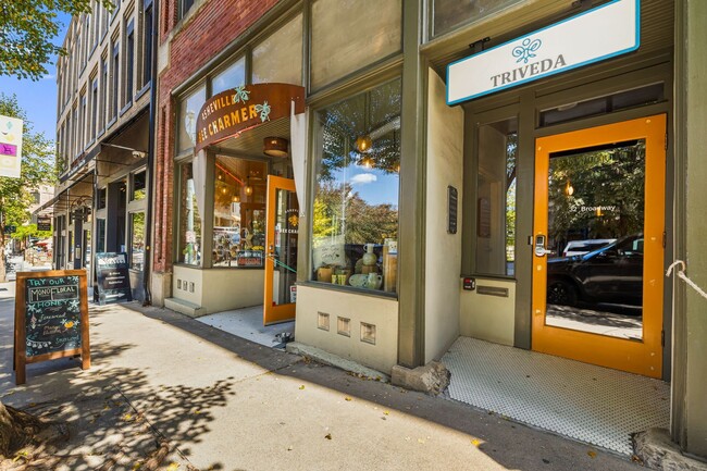 Building Photo - Stylish Studio Condo in Downtown Asheville – Rare Top-Floor Find