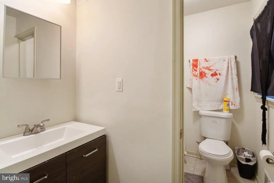 BATHROOM 1 - 201 Deptford Rd