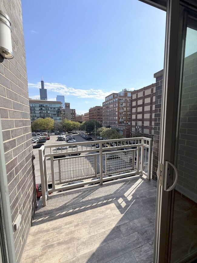 Building Photo - 1002 W Van Buren St