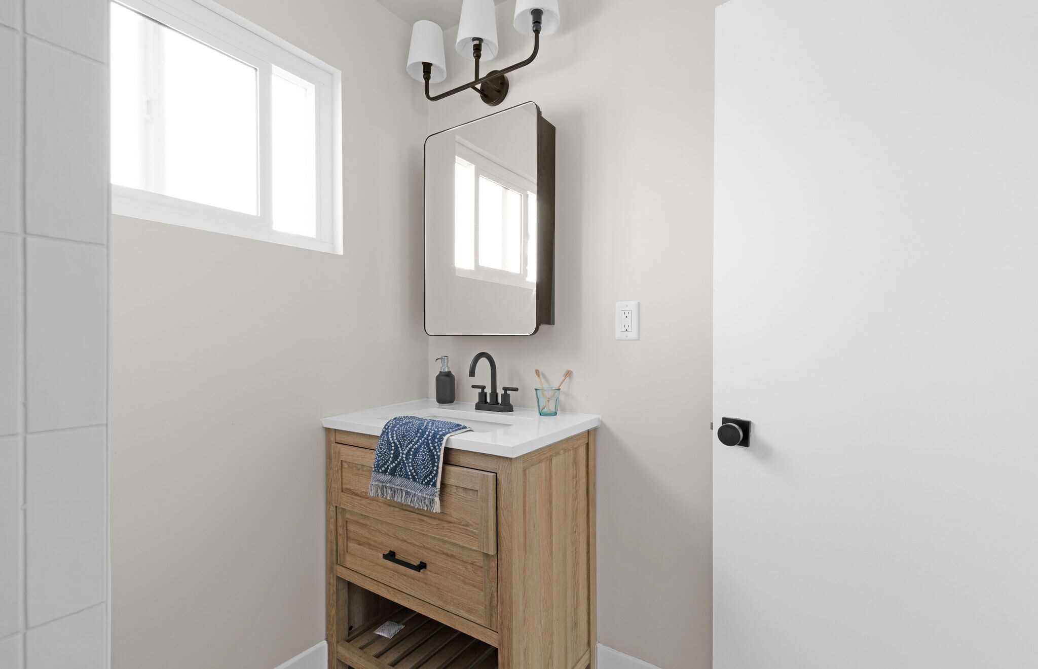 Master bathroom- ample storage - 9211 Earl St