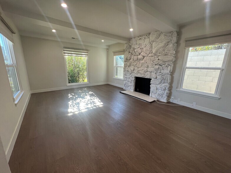 Building Photo - 1518 S Carmelina Ave