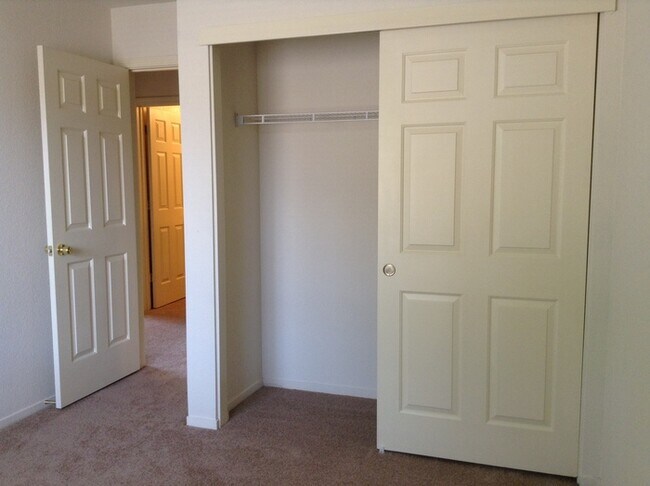 Building Photo - Beautiful 5 bedroom 3 bath home located in Antelope!
