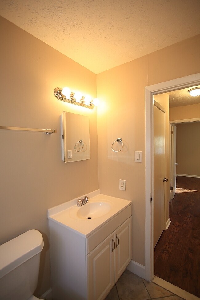 Building Photo - 1219 Lakeview Dr NW