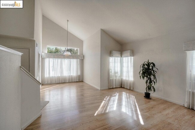 Building Photo - 4973 Ridgeview Dr