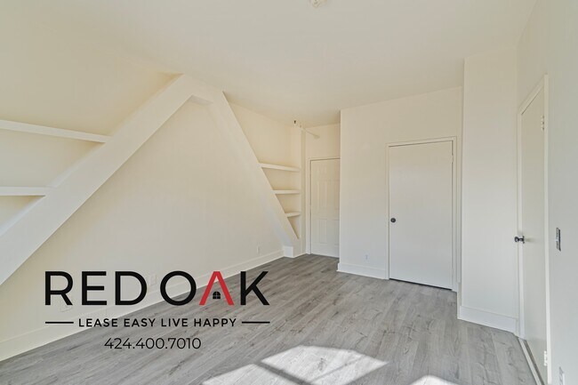 Building Photo - 537 S Kenmore Ave
