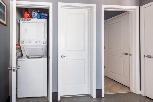 Building Photo - 943 Peachtree St NE