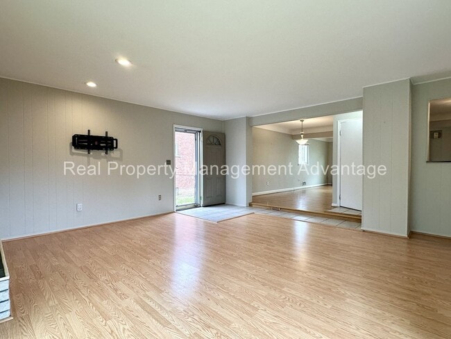Building Photo - Mid-Century 3 Bed/2 Bath Ranch Near Downto...