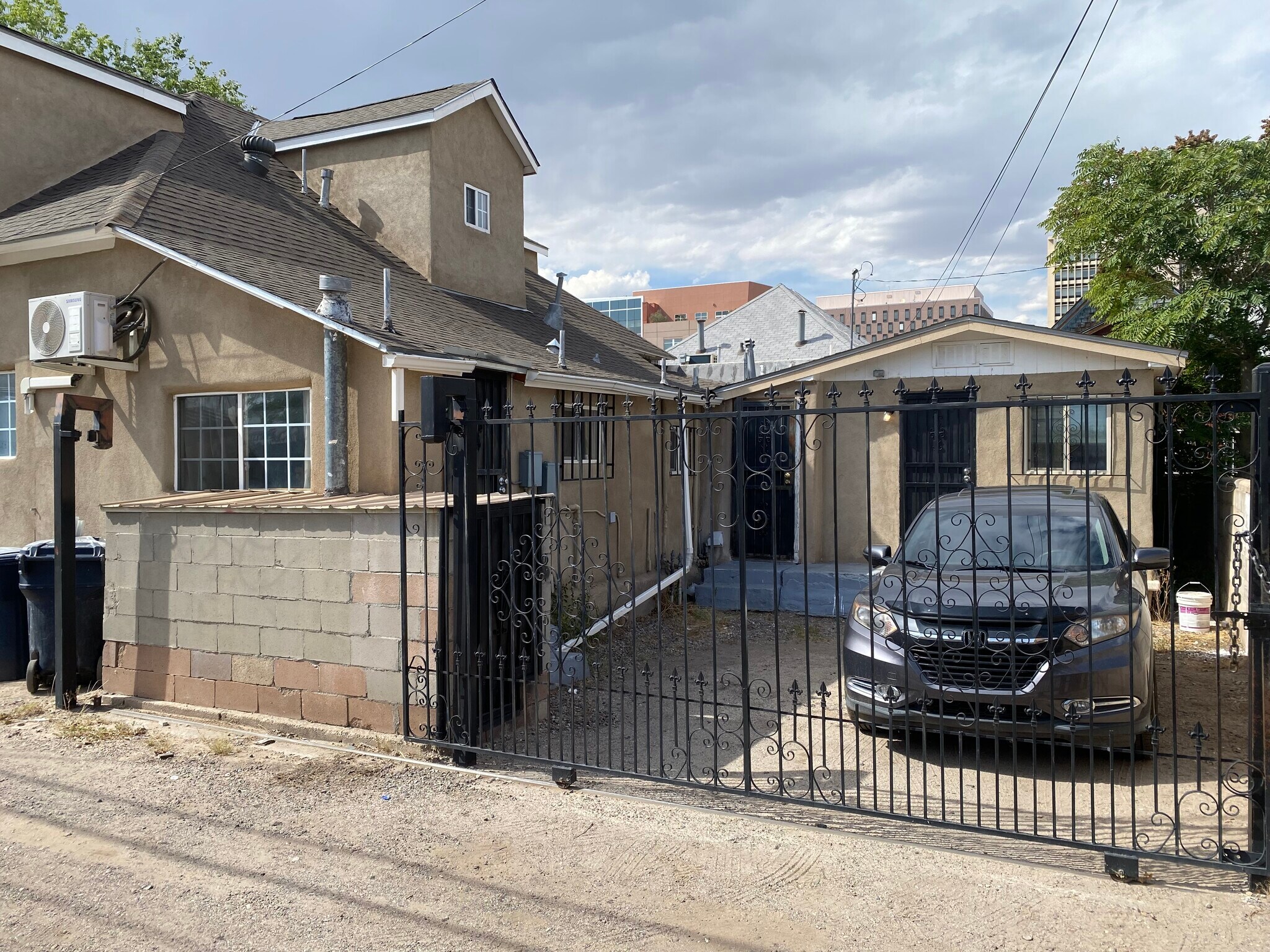 Manually operated gate with padlock - 508 5th St SW
