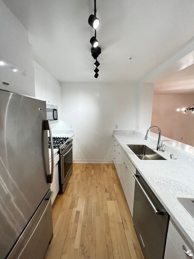 Building Photo - Modern Condo in the heart of North Beach