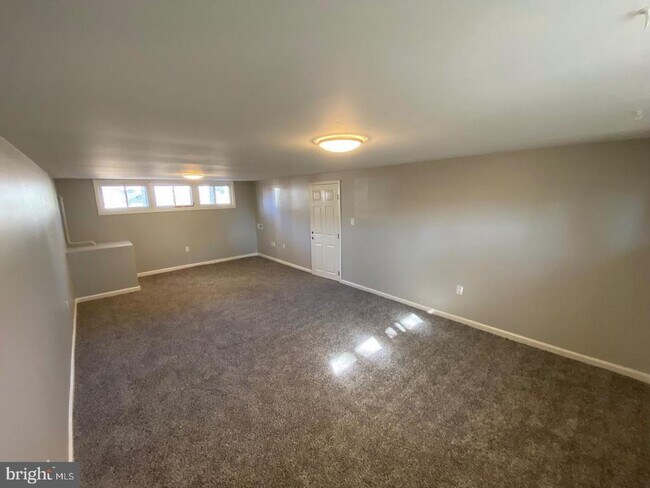 Building Photo - 11 Windflower Dr
