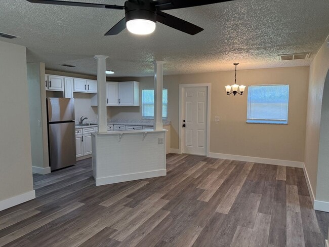 Building Photo - 3 Bedroom/1 Bathroom Single Family Home
