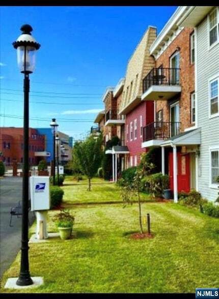 Building Photo - 1002 Unicorn Way